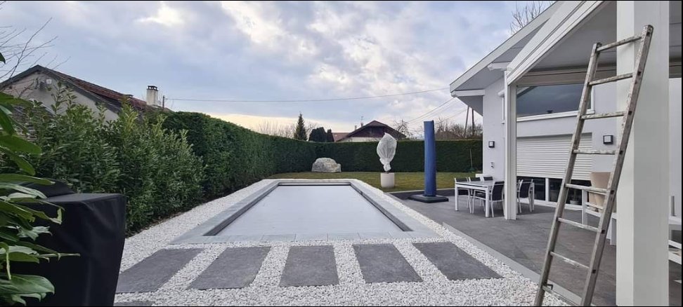 Aménagement piscine contemporaine avec terrasse